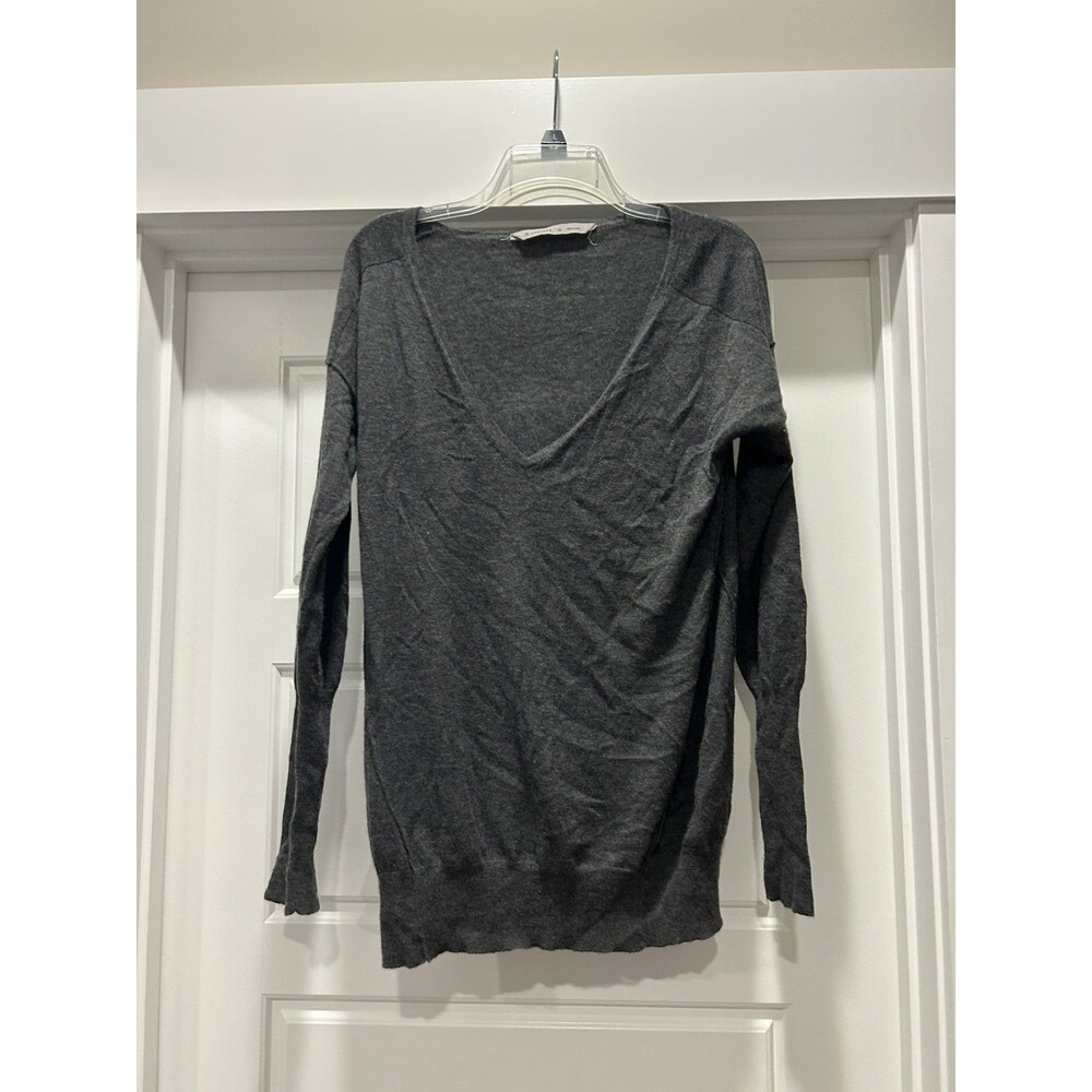 Athleta 100% Cashmere Gray V Neck Sweater Size M Soft Classic Quiet Luxury *Hole